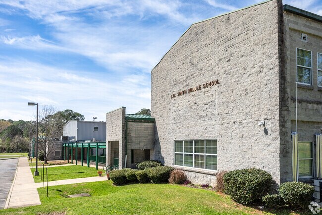 Smith Middle School serves students from 6th to 8th grade.