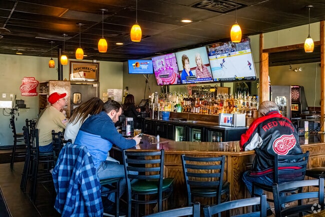 Hang out with friends at many of the downtown eateries in the City of Auburn Hills.