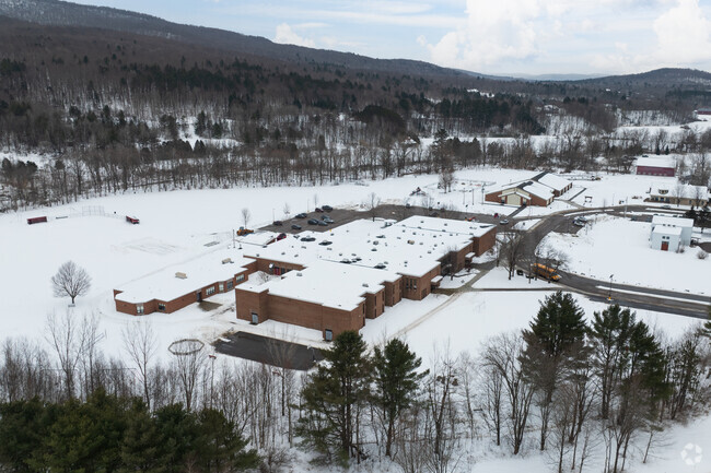 The Underhill ID Early Learning Center is home to two of MMUUSD's school-based preschool programs, Saxon Hill School, First Roots and the MMUUSD Central Office.