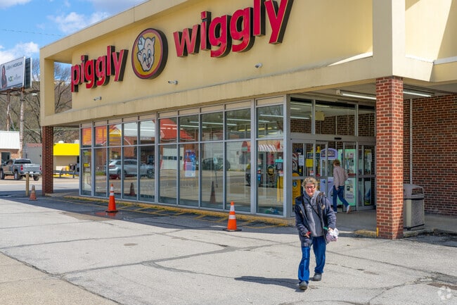 Piggly Wiggly is a nearby grocery store for Kanawha City, WV, residents.