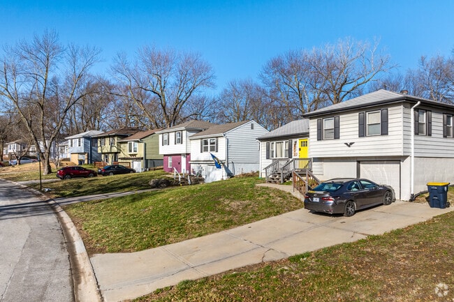 There are many split-level homes in Gracemor-Randolph Corners.
