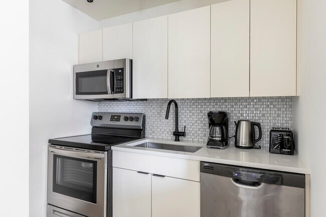 21 E Chestnut St unit FL23-ID1391, Chicago, IL 60611 - photo 6