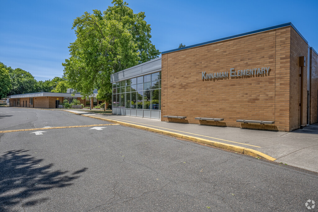 Exterior view of Kinnaman Elementary School in Aloha, Oregon.