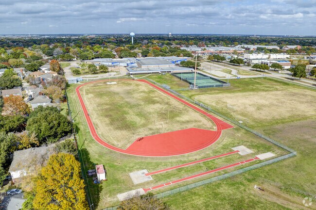 Strategically located near George Bush Park, the school enjoys a scenic setting.