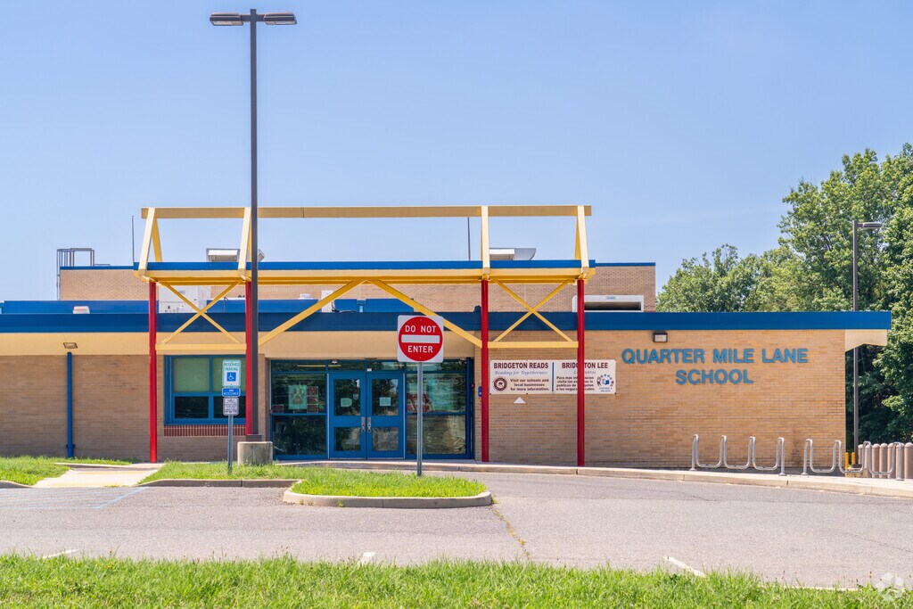 Quarter Mile Lane Elementary serves 699 students.