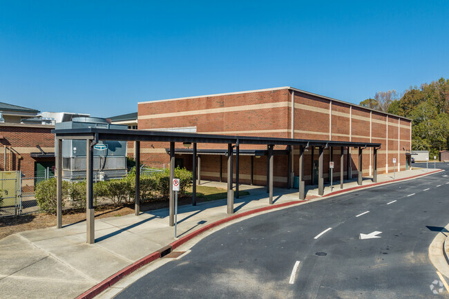 Live Oak Elementary School has a student-teacher ratio of 16 to 1.