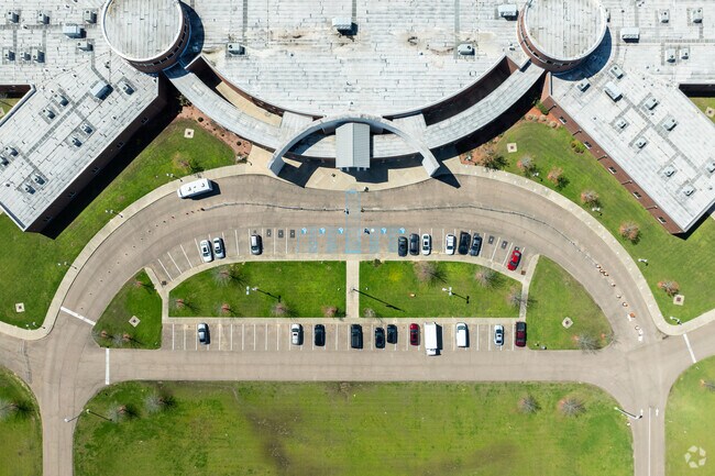 Huey L. Porter Middle School serves 373 students in grades 6 through 8th grade.