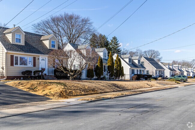 Colonial homes are most common on these packed suburban streets, although midcentury split-levels and ranch-style homes can also be found in Mercerville, NJ.
