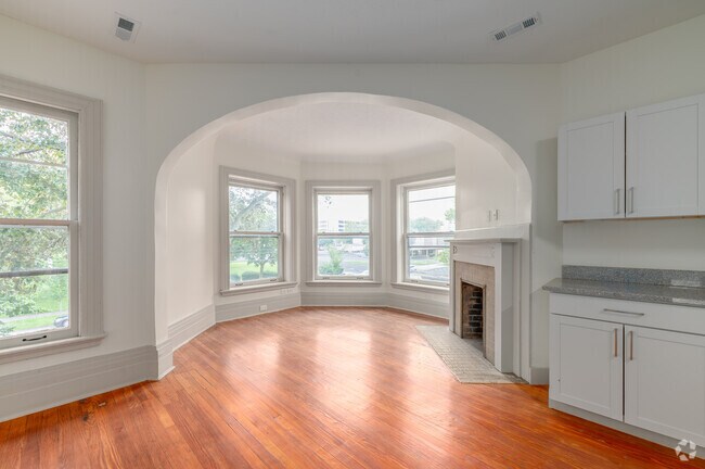 1 BD, 1 BA - 1000SF - Living Room - 201