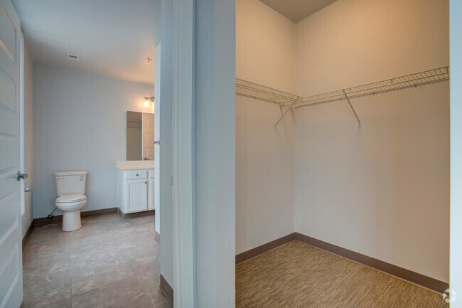 2BR, 2BA - 850SF - Closet