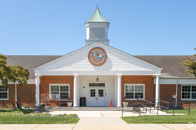Mount Sinai Elementary School has a student-teacher ratio of 13 to 1.