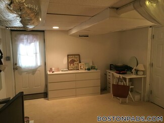 77 Mayflower Rd, Needham, MA 02492
