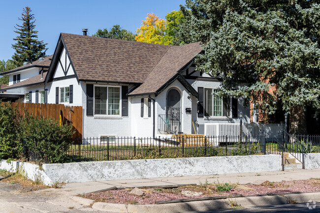 Most Moore Haven Heights residences were built in the 1950s and 1960s.