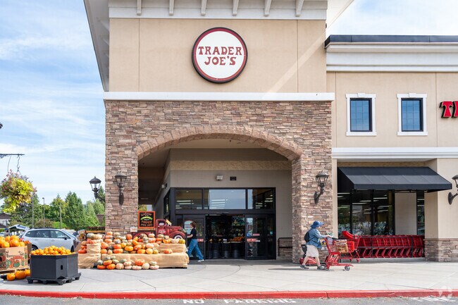 Trader Joe's ins another common shopping center located in the Lincoln Heights neighborhood.