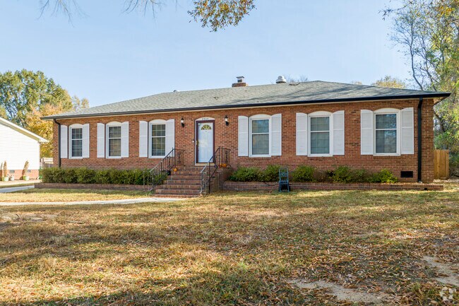 Brick ranch style homes are another common sight in many of the older Ayrsley neighborhoods.