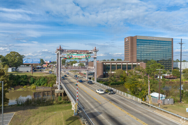 Bridge into Lafayette and the West End over the Vermilion River.