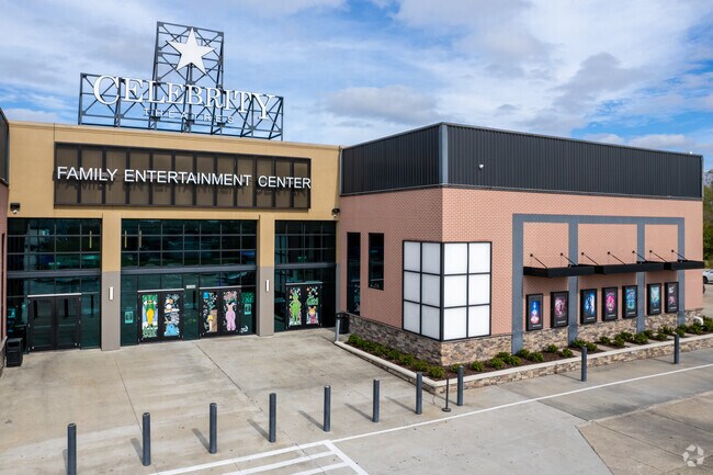 Shenandoah's Celebrity Theater offers live performance plus Hollywood films.