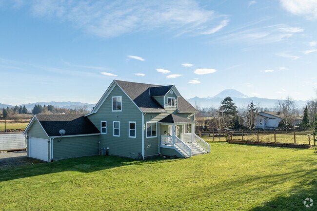 Traditional farmhouses with stunning mountain views are common Boise-Osceola.