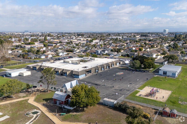 Golden View Elementary School supports the locals in this Huntington Beach neighborhood.