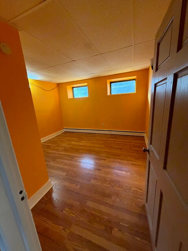 498 Washington Ave unit 498 Washington ave, Waterbury, CT 06708 - photo 4