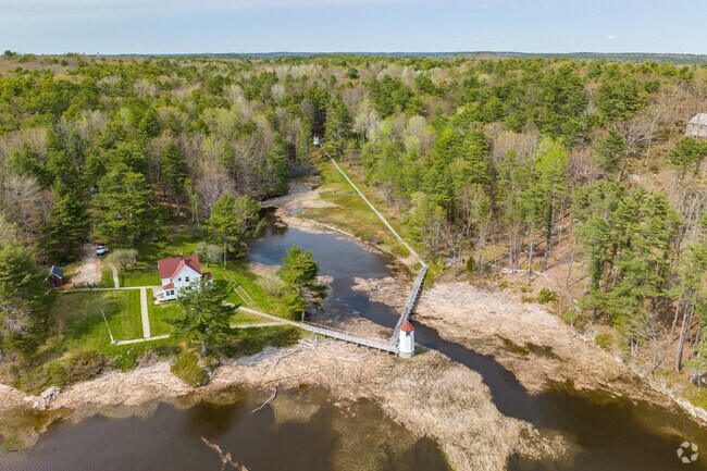 The Kennebec River Range Lights in Arrowsic help guide boats around the river’s bend.