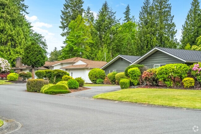 Parkwood - Mercer Firs homes feature beautifuly manicured yards.