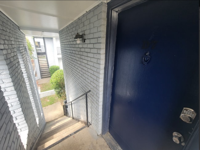 225 W Mcdowell Rd unit D7, Jackson, MS 39204 - photo 2