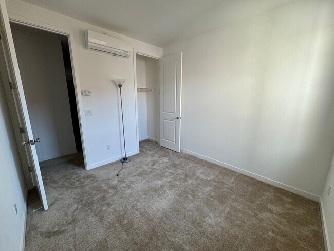 5891 Cadence Ave unit 5-Master En Suite B, Dublin, CA 94568 - photo 3