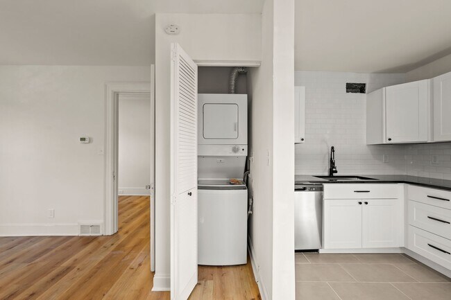 209 N Spring St unit 217 N Spring St-Unit, Winston Salem, NC 27101 - photo 6