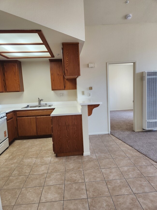 Kitchen & breakfast bar