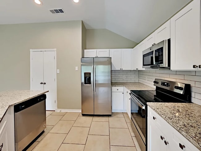 807 W Lonesome Dove Trail, Arlington, TX 76001 - photo 4