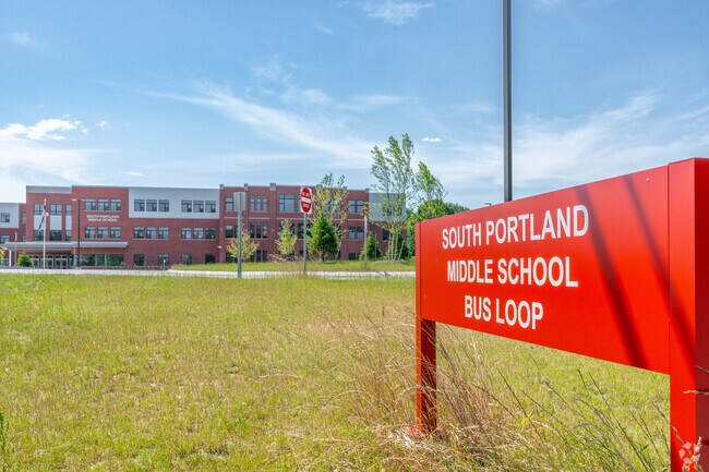South Portland Middle School has student to teacher ratio of 11 to 1.