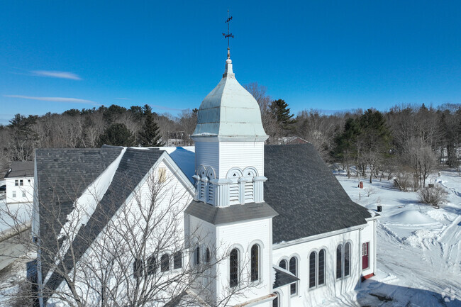 Ellsworth displays a bucolic charm through its mix of farmland, and wooded areas that surround the town, creating a nice blend of nature, and civilization.