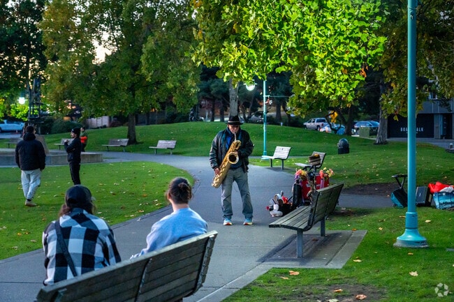 A street performer entertains visitors at Marina Park Public Beach in Lakeview Kirkland.