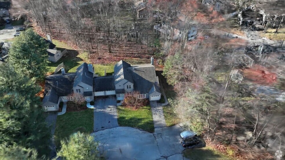 303 Ridgefield Cir unit C, Clinton, MA 01510 - photo 2