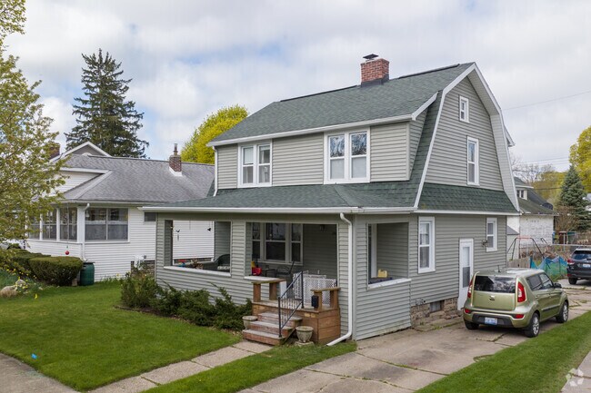 Variety of beautiful two story homes close to Cedar St in Greencroft Park