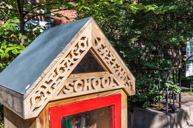 Chicago Friends School has a free library adjacent to the sidewalk.