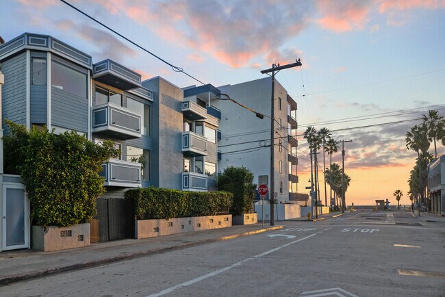 18 N Venice Blvd unit D, Venice, CA 90291 - photo 2