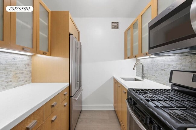 212 E 47th St, New York, NY 10017 - photo 2