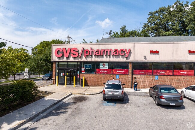 Amenities such as pharmacies can be found along York Rd near Kenilworth Park.