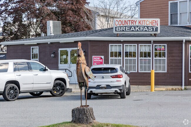 Country Kitchen Breakfast in the Eagleville neighborhood has great food and a rooster statue.