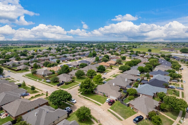 Homes near Deer Creek offer space and easy access to Fort Worth.