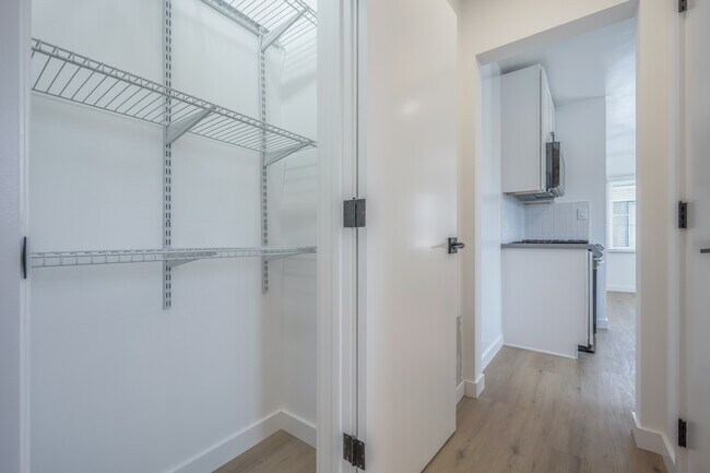 3201 S Barrington Ave unit F, Los Angeles, CA 90066 - photo 5