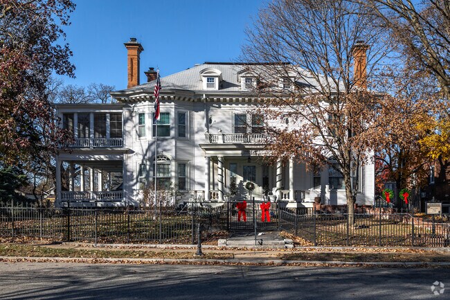 There are several historic homes in Murphysburg.