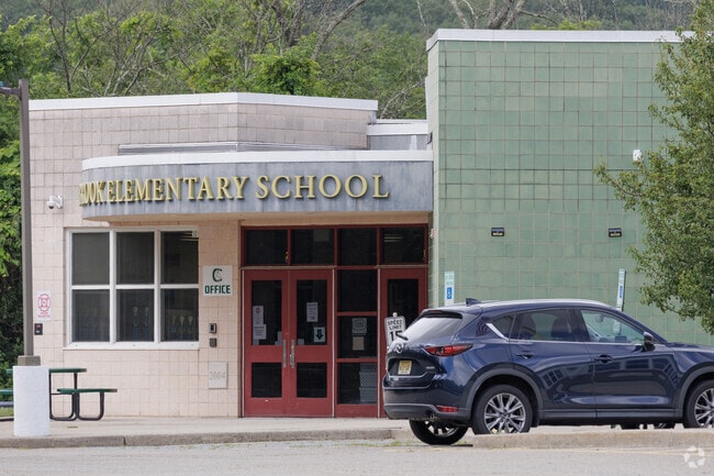 Stonybrook School has a student-teacher ratio of 11 to 1.