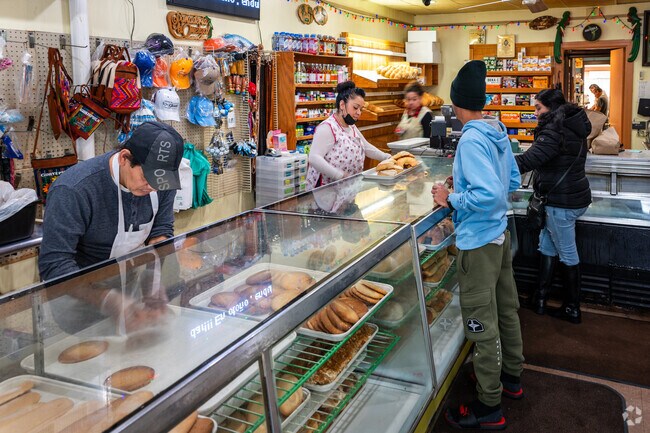 Discover authentic Central American flavors at Panaderia El Quetzal in Hartford's neighborhood.