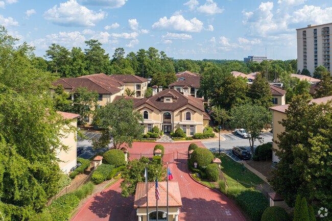 Many residents of Ridgedale Park choose Mediterranean architecture in Ridgedale Park condos.