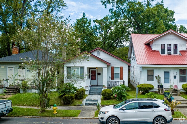 Shot Gun style homes in Cann Park feature well maintained landscaping.