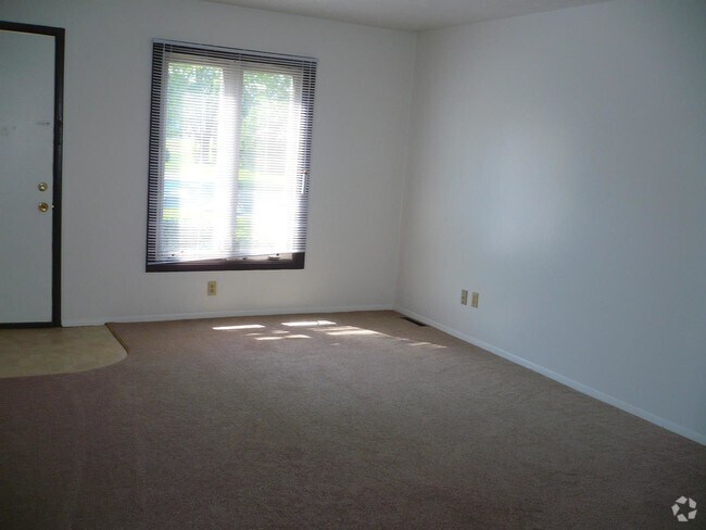 Pinecrest Apartments, Normal, IL 61761 - photo 5