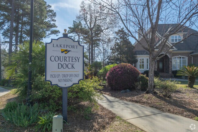 Courtesy docks at Lakeport offer additional space for visitors and boating enthusiasts.